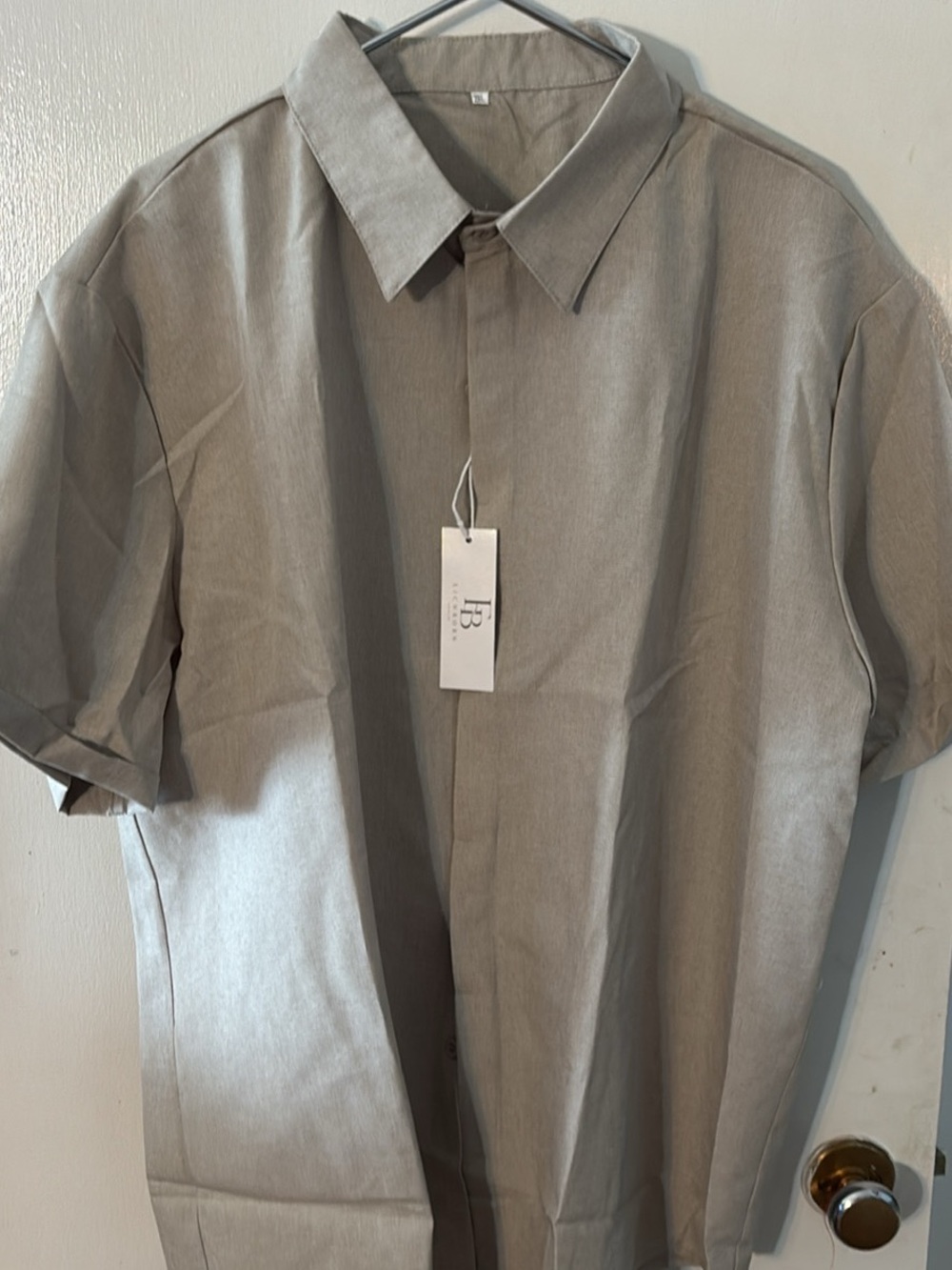 Men's Short Sleeve Button-Up Shirt in Light Gray